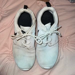 Nike tennis shoes size 7